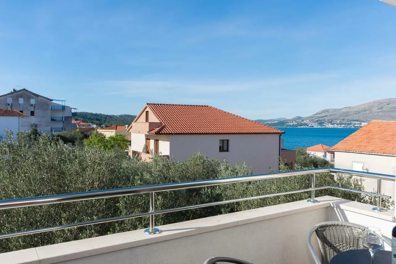 Apartments Fumija Trogir 0*,